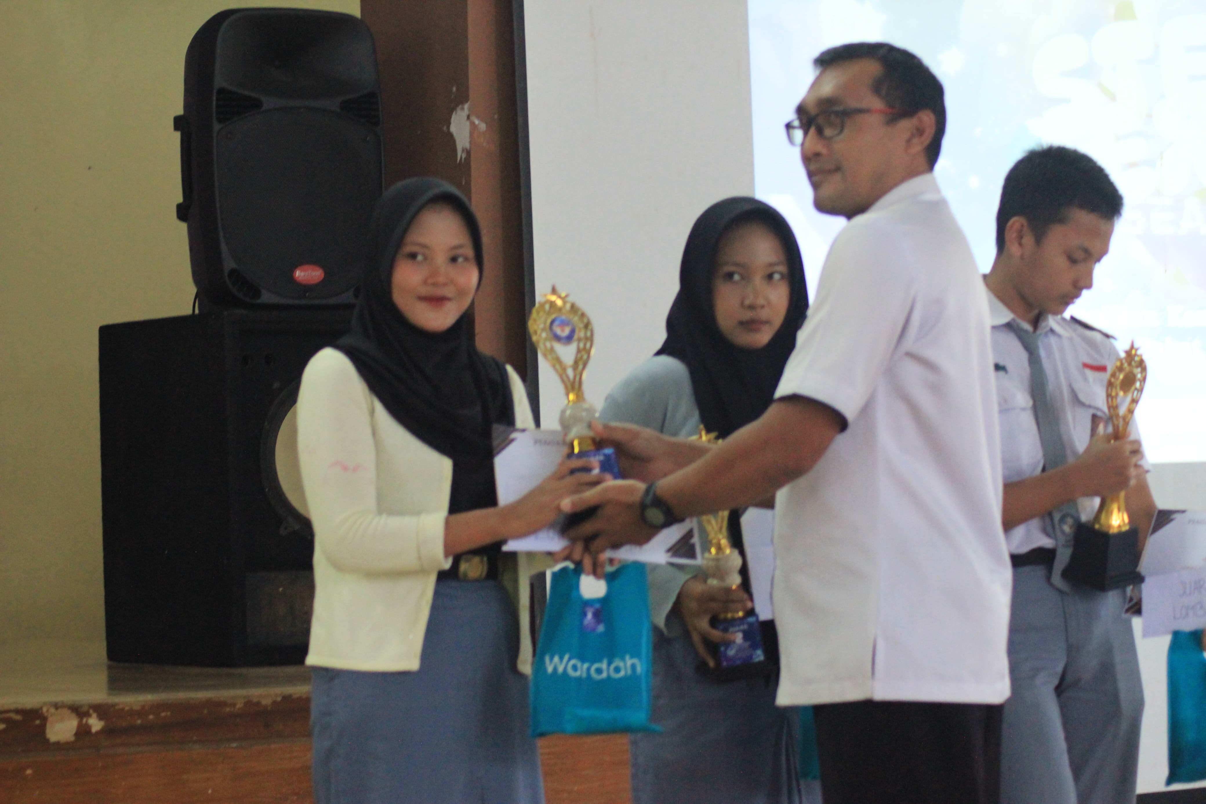 Siswa kelas XI-DKV 2 sedang bekerja pada proyek desain di ruang komputer